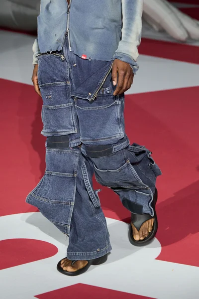 Look 16